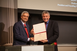 Krishna Rajagopal, chair of the MIT faculty, presented Lander with the Killian Award.
